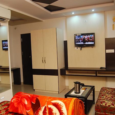 Hotel Jinendra Palace Джайпур Екстериор снимка