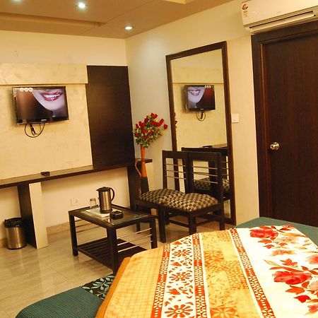 Hotel Jinendra Palace Джайпур Екстериор снимка