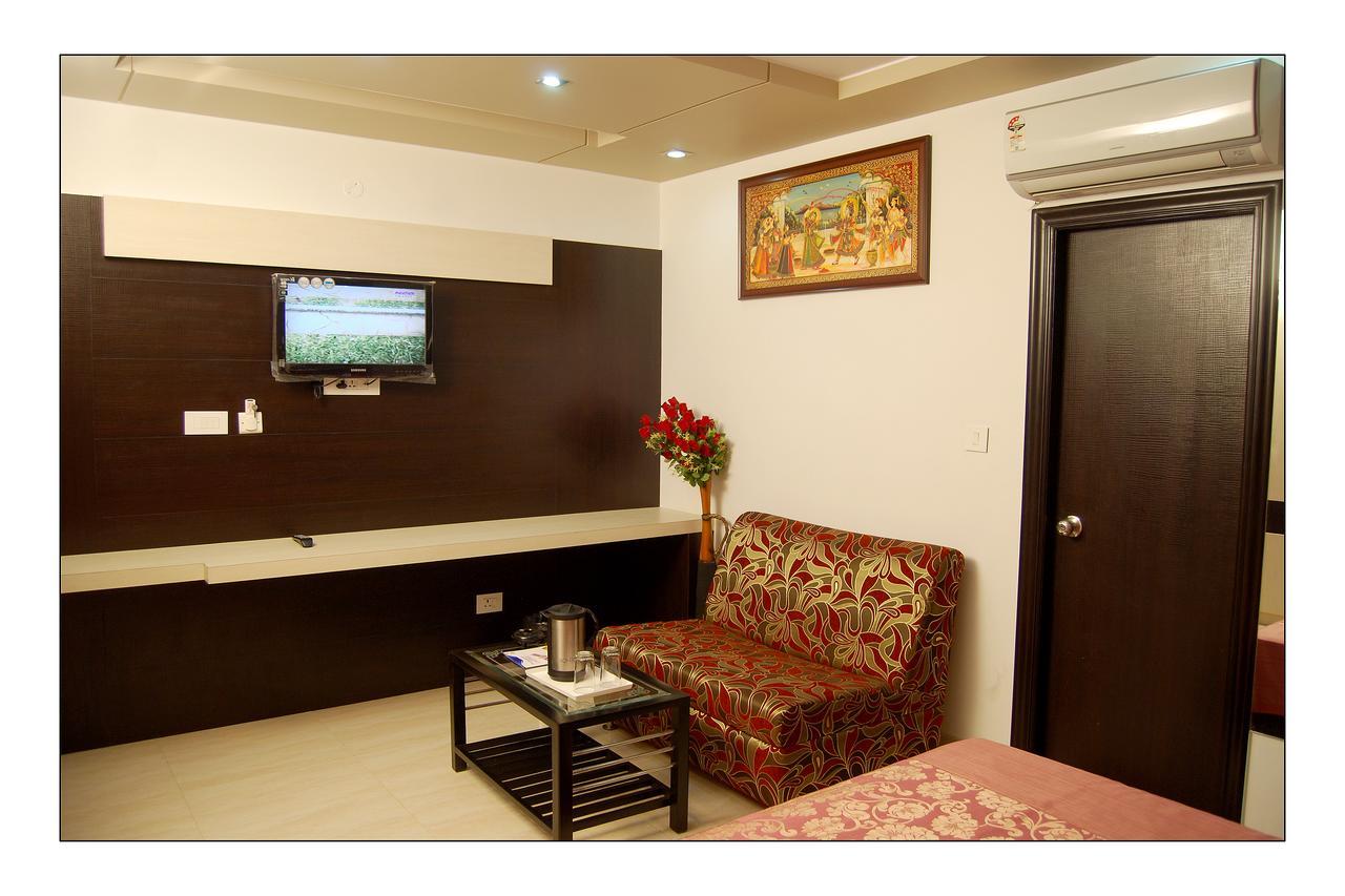 Hotel Jinendra Palace Джайпур Екстериор снимка
