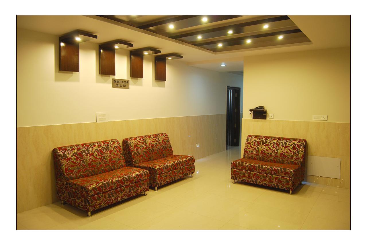 Hotel Jinendra Palace Джайпур Екстериор снимка