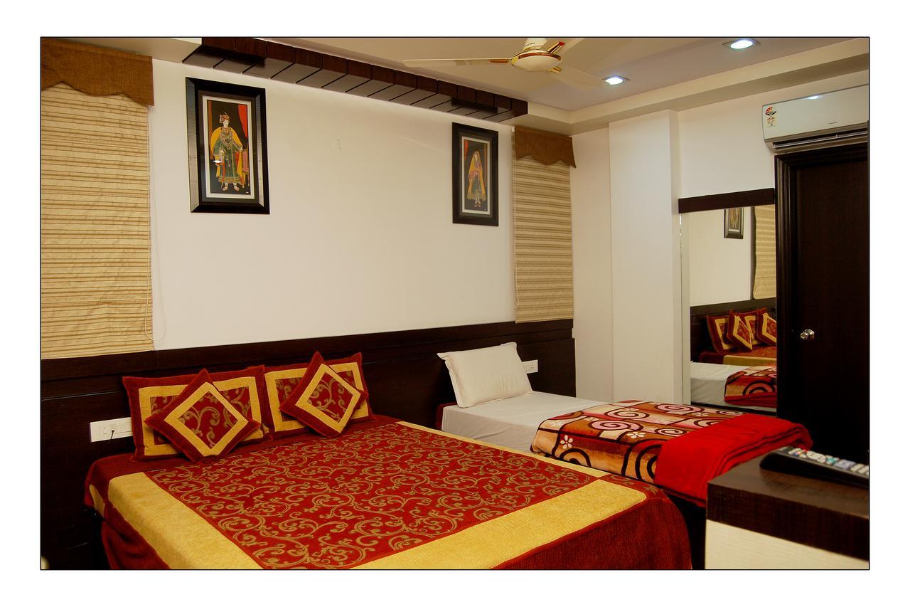 Hotel Jinendra Palace Джайпур Екстериор снимка