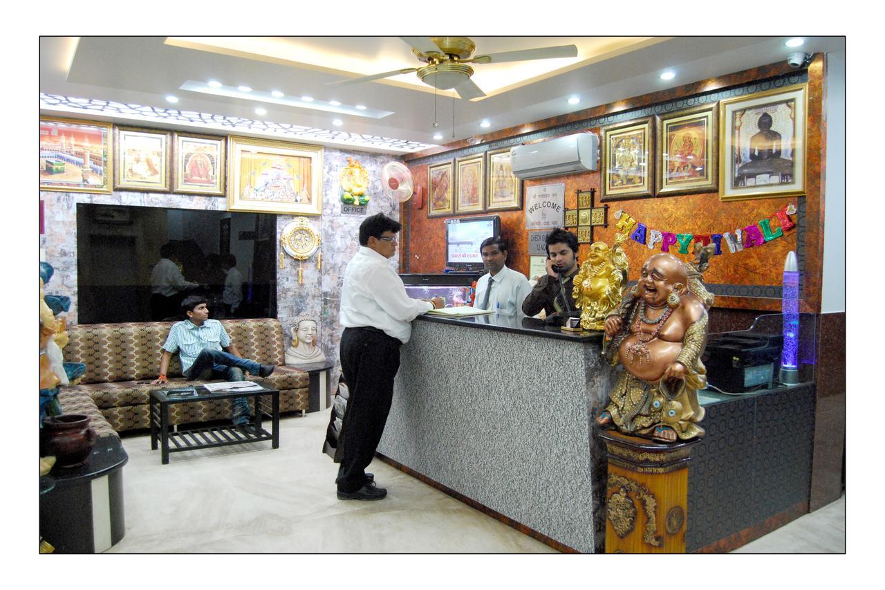 Hotel Jinendra Palace Джайпур Екстериор снимка