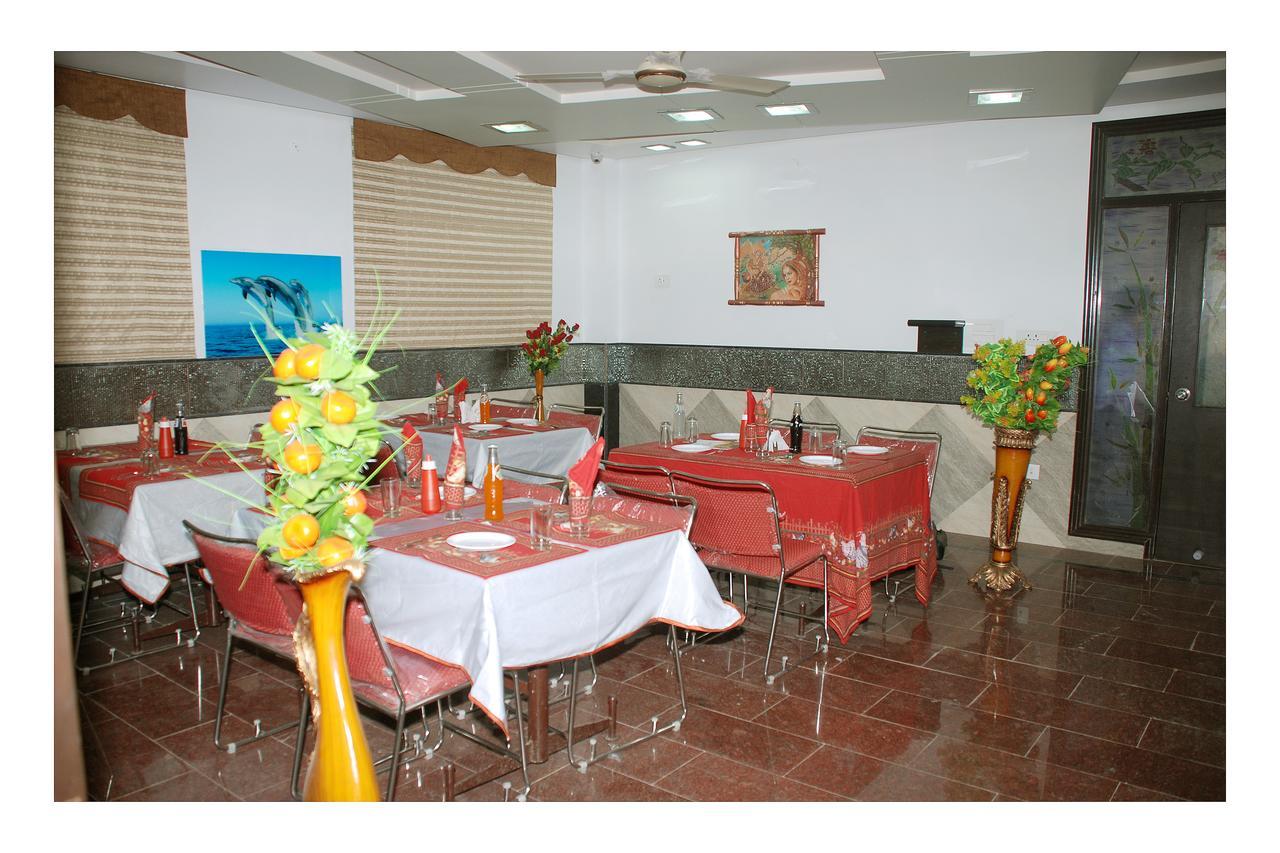 Hotel Jinendra Palace Джайпур Екстериор снимка