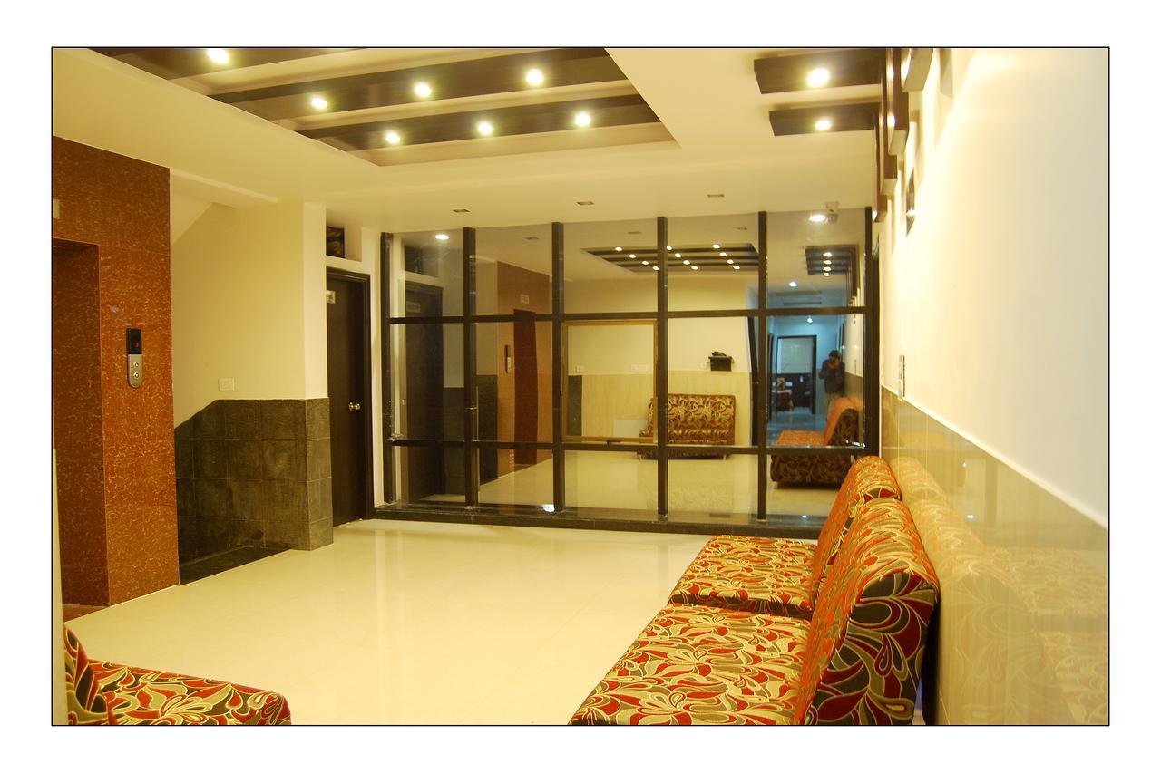 Hotel Jinendra Palace Джайпур Екстериор снимка