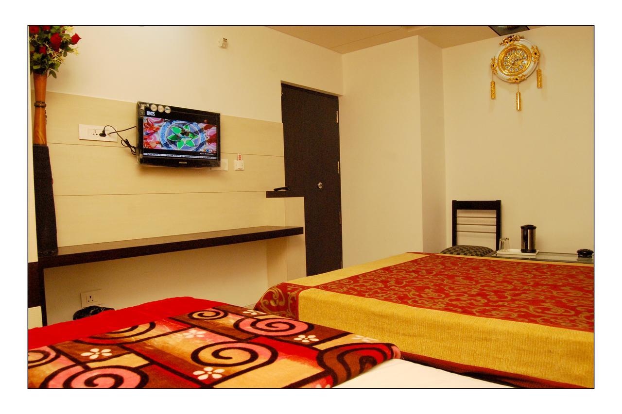 Hotel Jinendra Palace Джайпур Екстериор снимка
