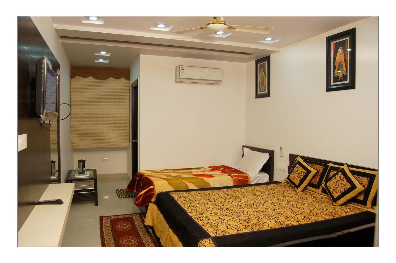 Hotel Jinendra Palace Джайпур Екстериор снимка