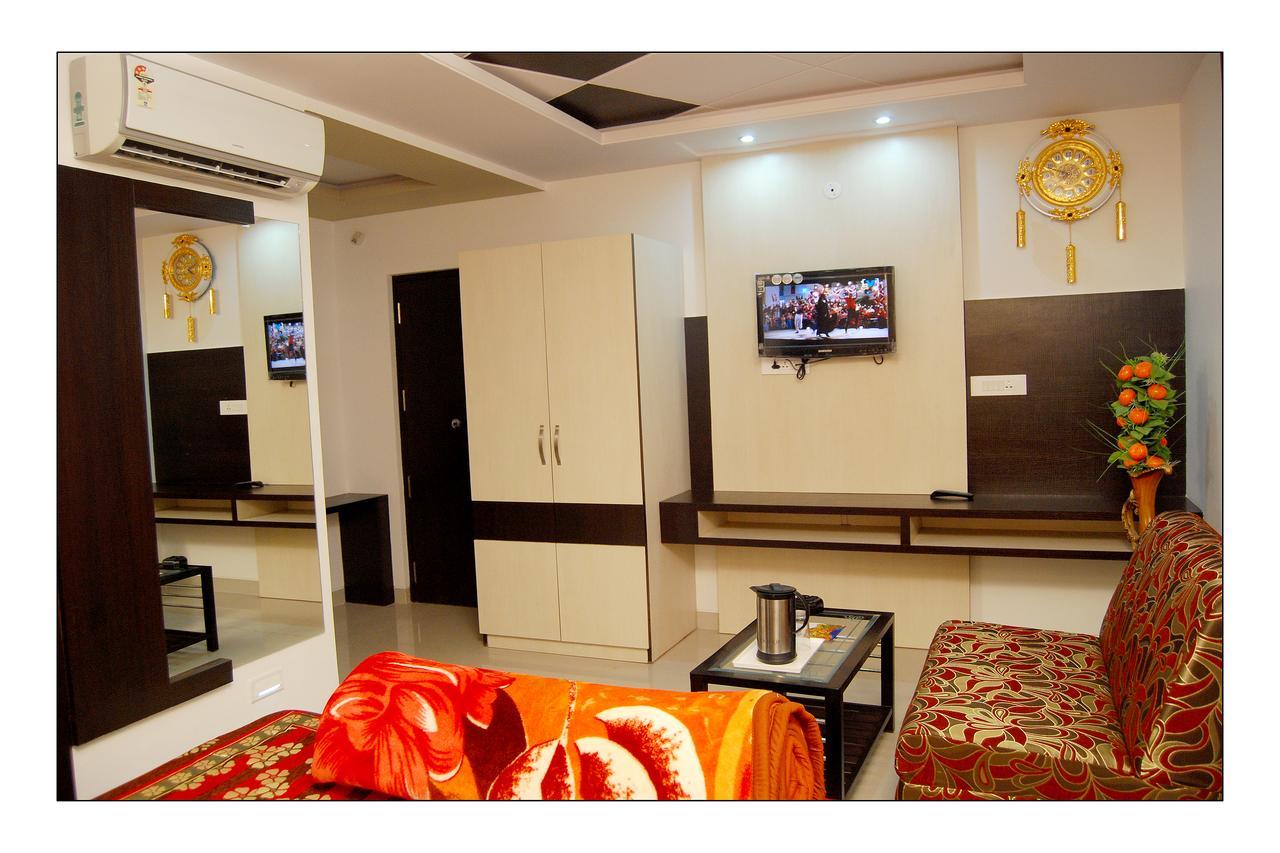 Hotel Jinendra Palace Джайпур Екстериор снимка