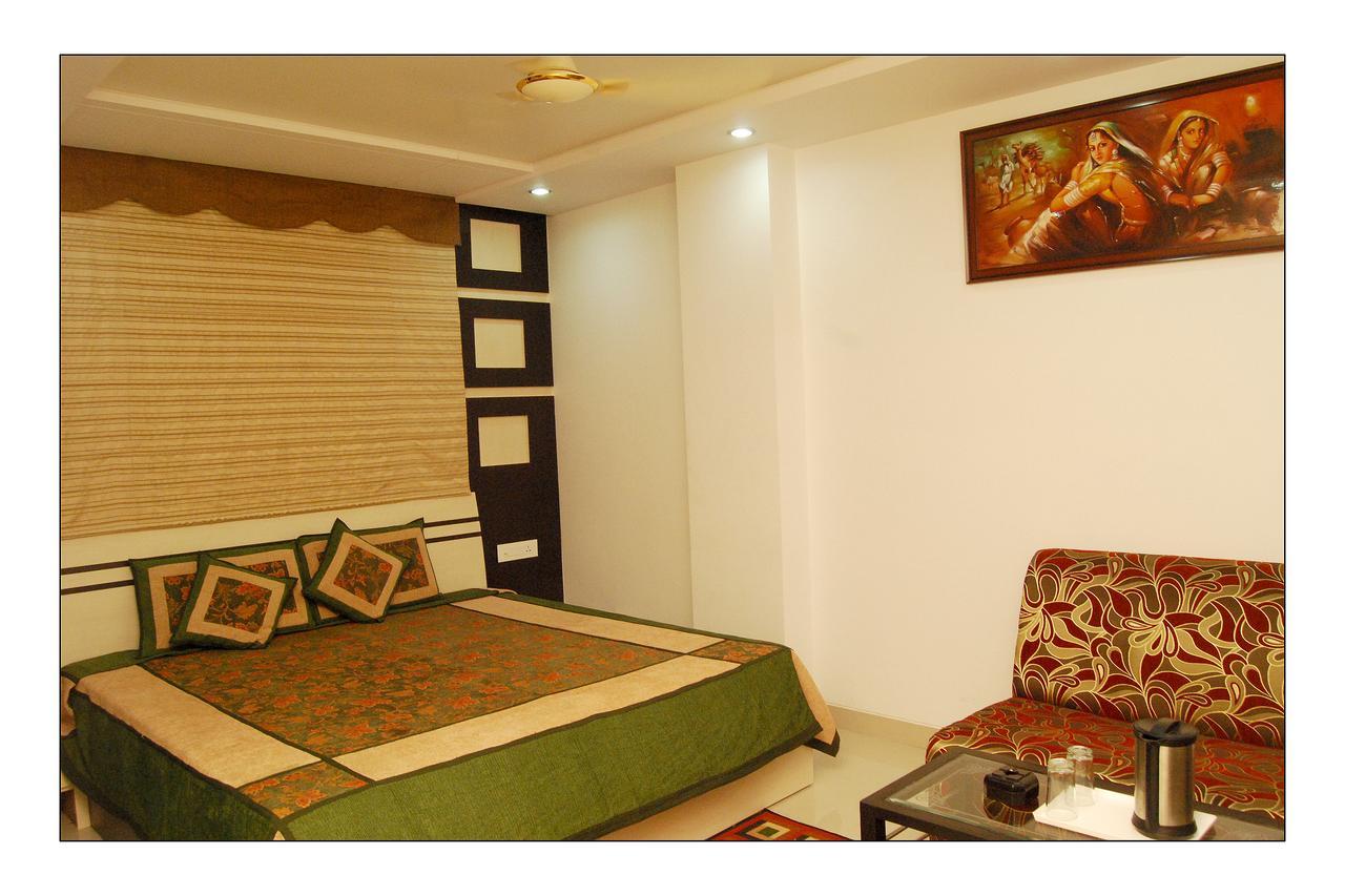 Hotel Jinendra Palace Джайпур Екстериор снимка
