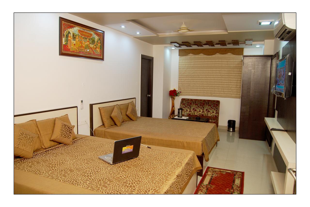 Hotel Jinendra Palace Джайпур Екстериор снимка