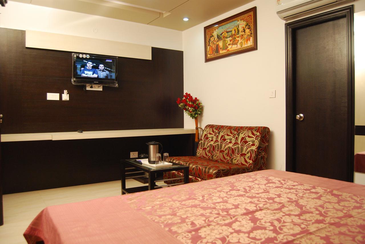 Hotel Jinendra Palace Джайпур Екстериор снимка
