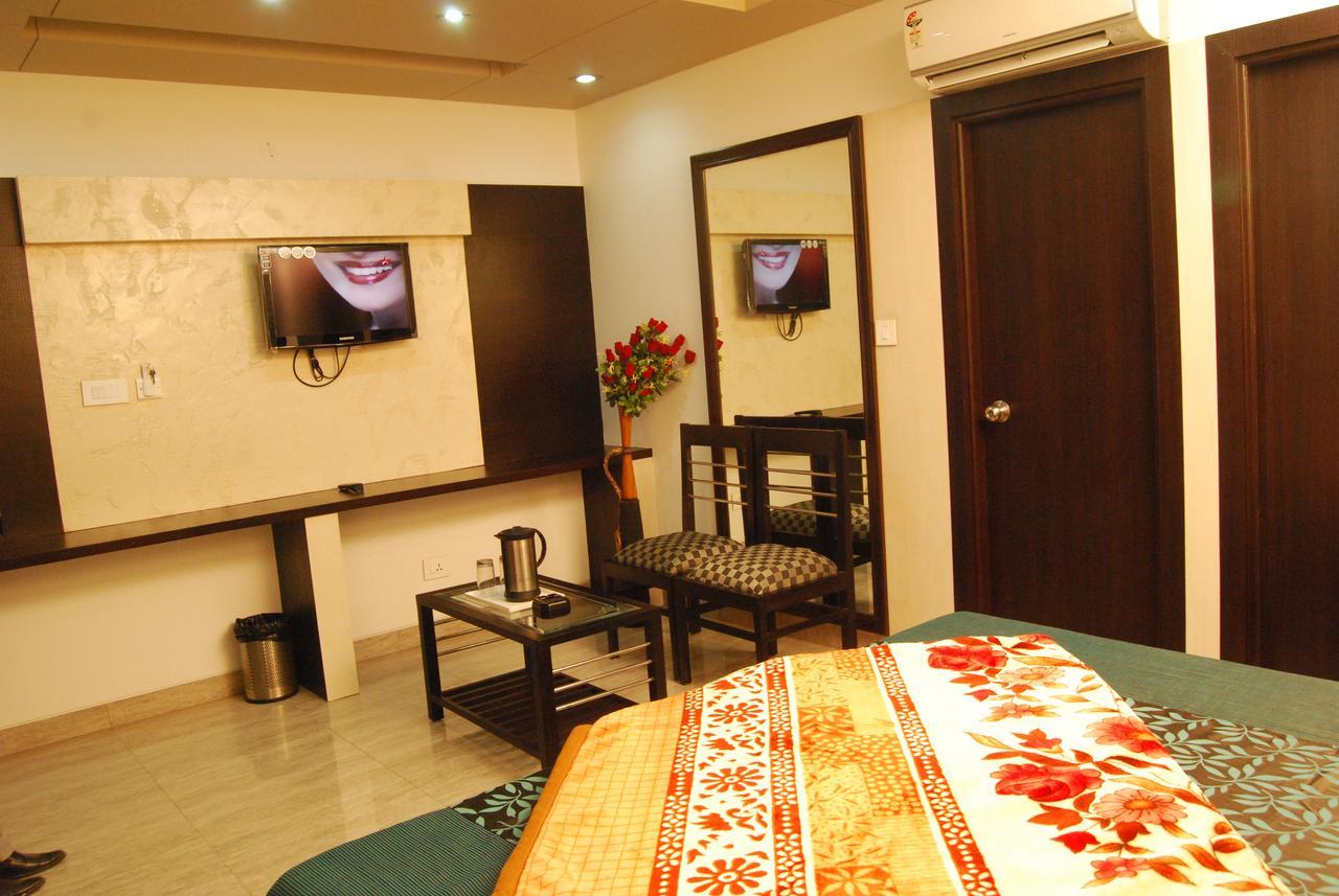 Hotel Jinendra Palace Джайпур Екстериор снимка