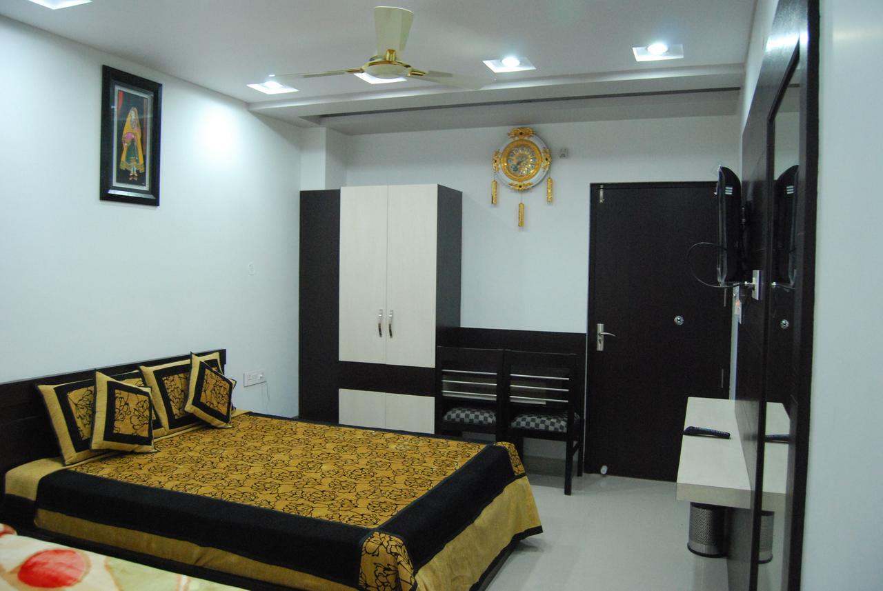 Hotel Jinendra Palace Джайпур Екстериор снимка