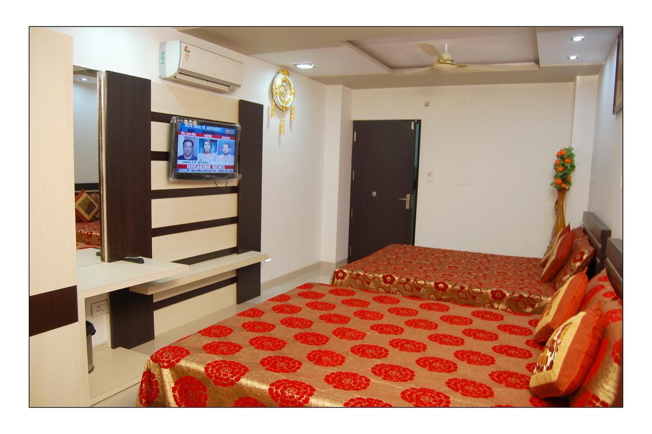 Hotel Jinendra Palace Джайпур Екстериор снимка