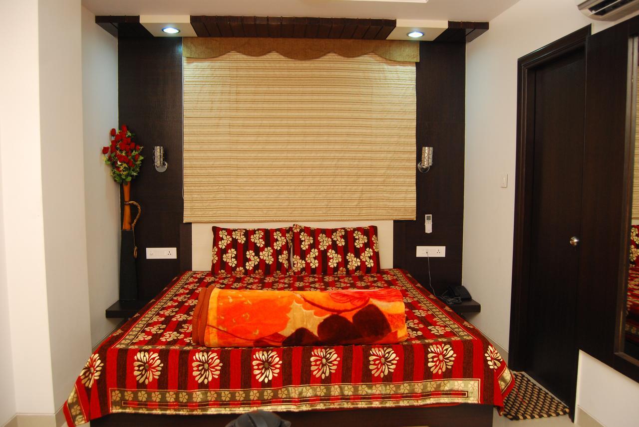 Hotel Jinendra Palace Джайпур Екстериор снимка