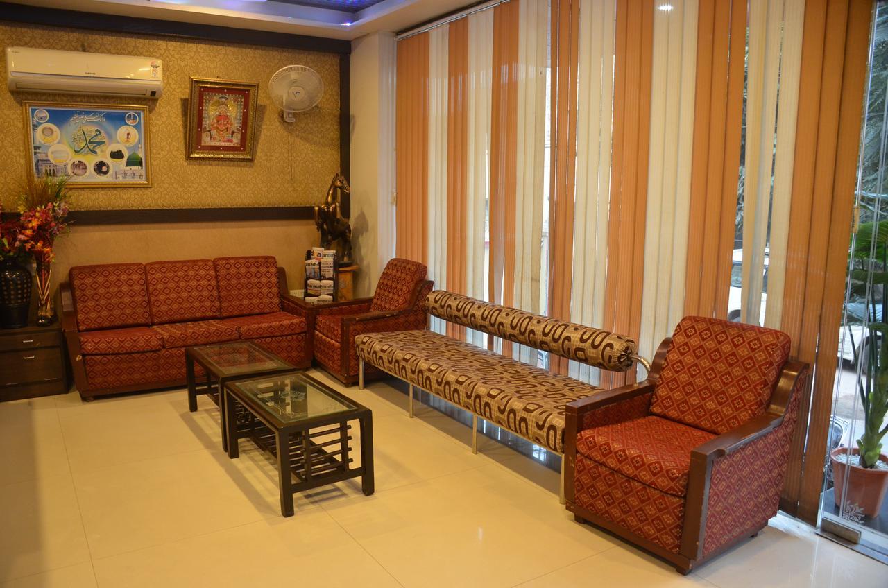 Hotel Jinendra Palace Джайпур Екстериор снимка