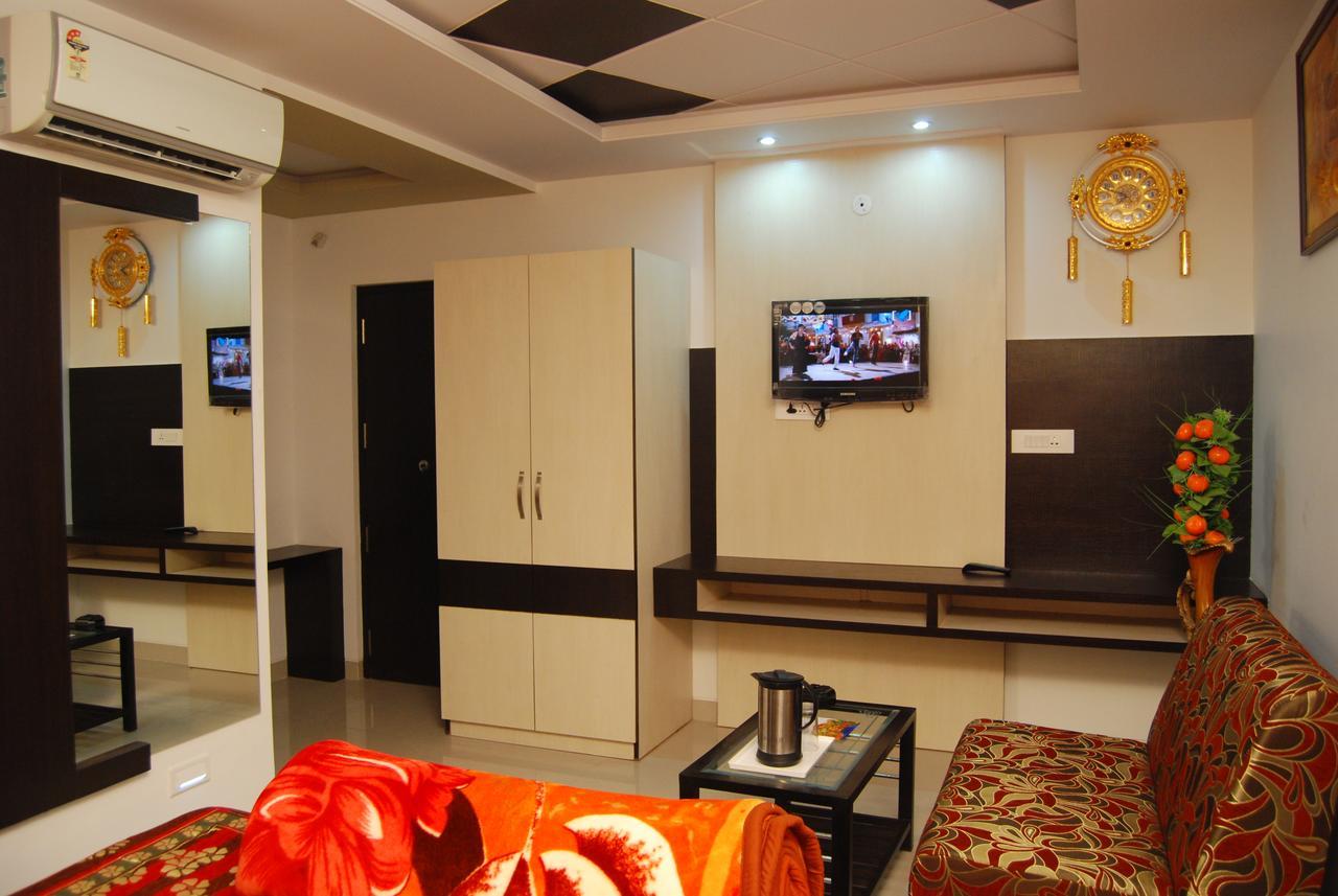 Hotel Jinendra Palace Джайпур Екстериор снимка