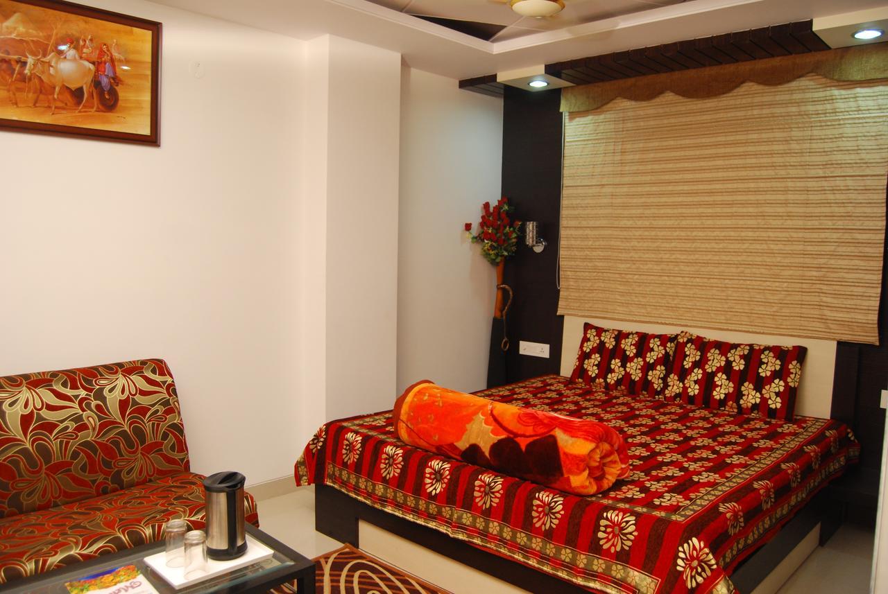 Hotel Jinendra Palace Джайпур Екстериор снимка