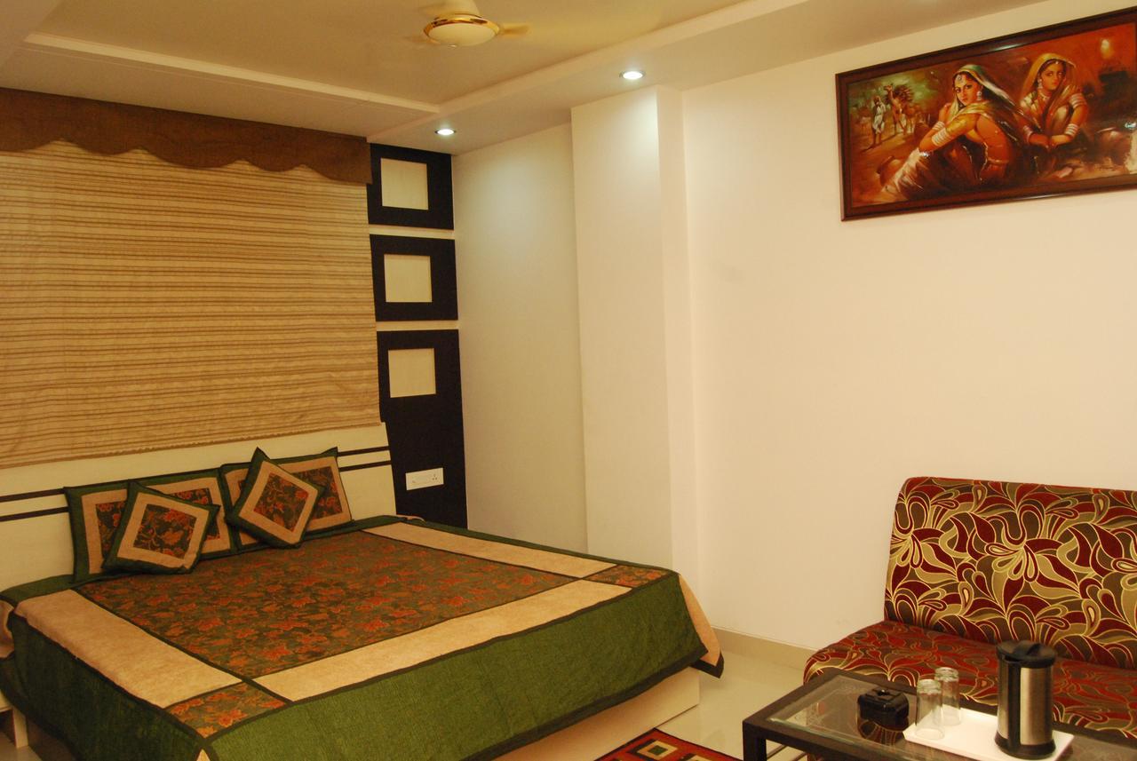 Hotel Jinendra Palace Джайпур Екстериор снимка