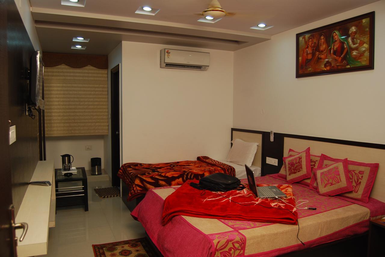 Hotel Jinendra Palace Джайпур Екстериор снимка