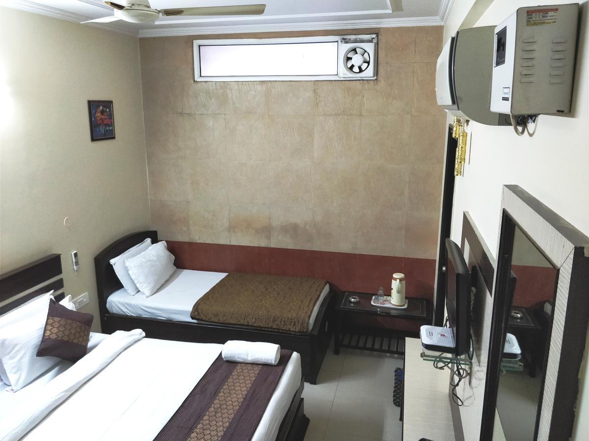 Hotel Jinendra Palace Джайпур Екстериор снимка