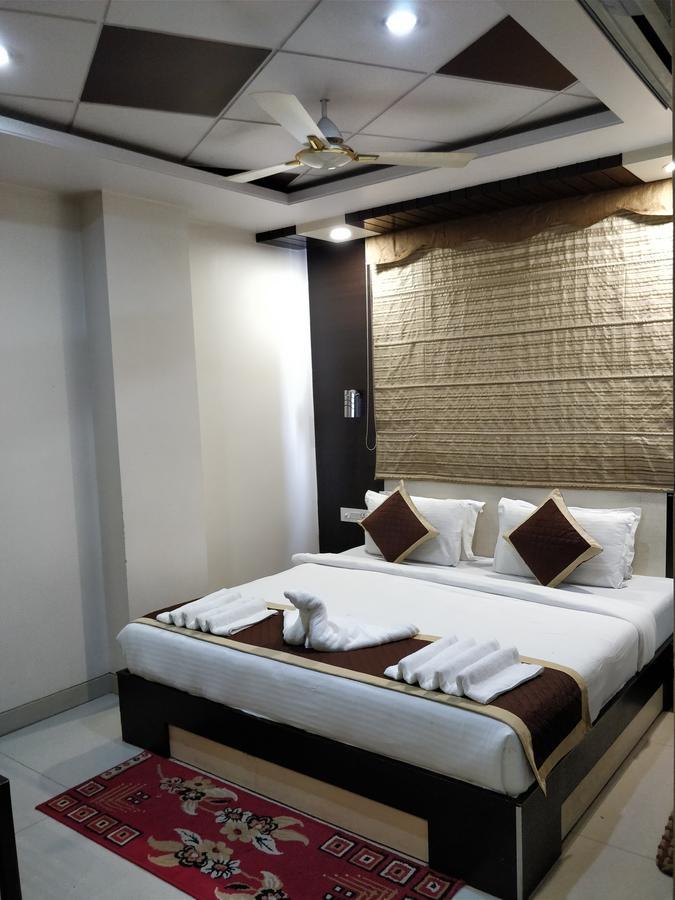 Hotel Jinendra Palace Джайпур Екстериор снимка