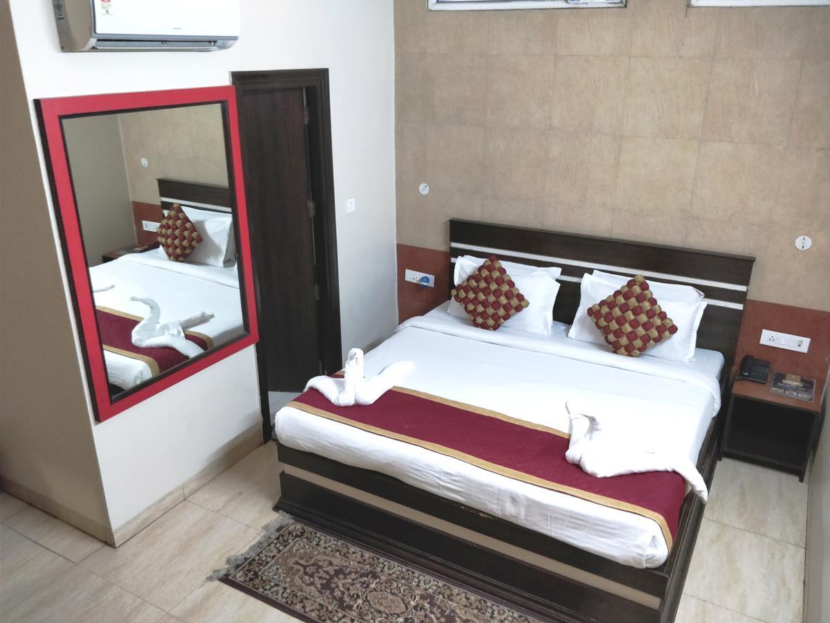 Hotel Jinendra Palace Джайпур Екстериор снимка
