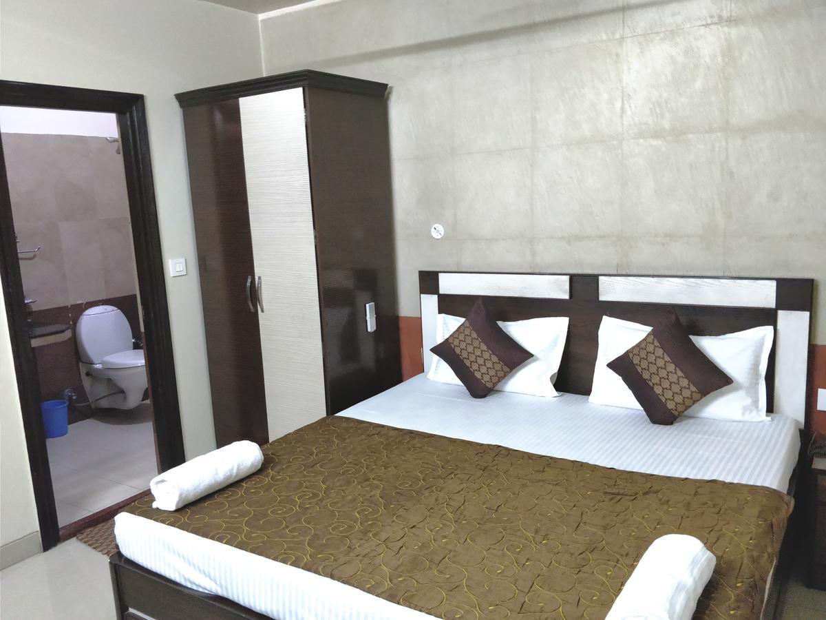 Hotel Jinendra Palace Джайпур Екстериор снимка
