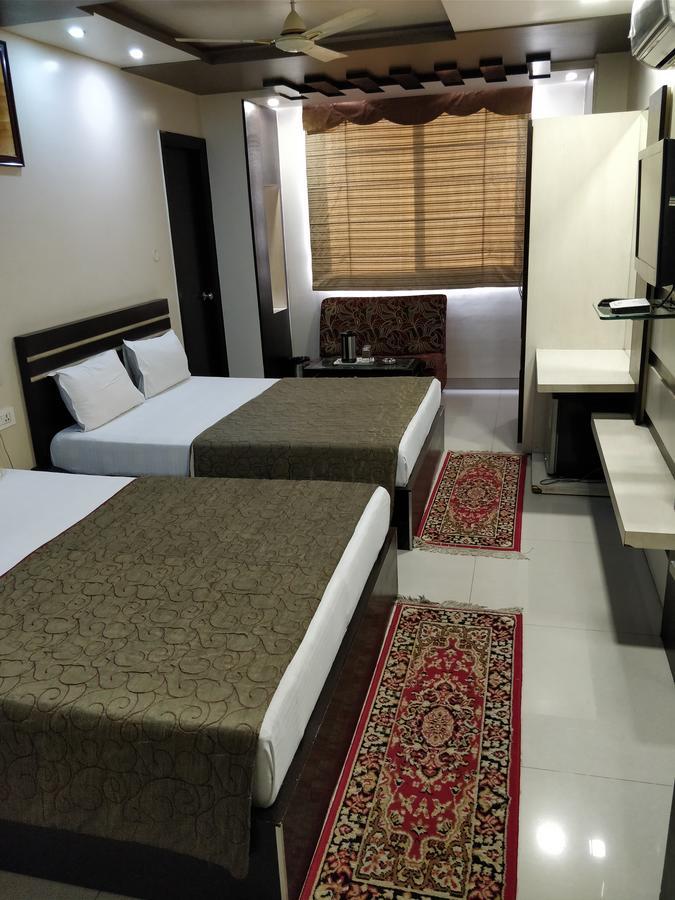 Hotel Jinendra Palace Джайпур Екстериор снимка