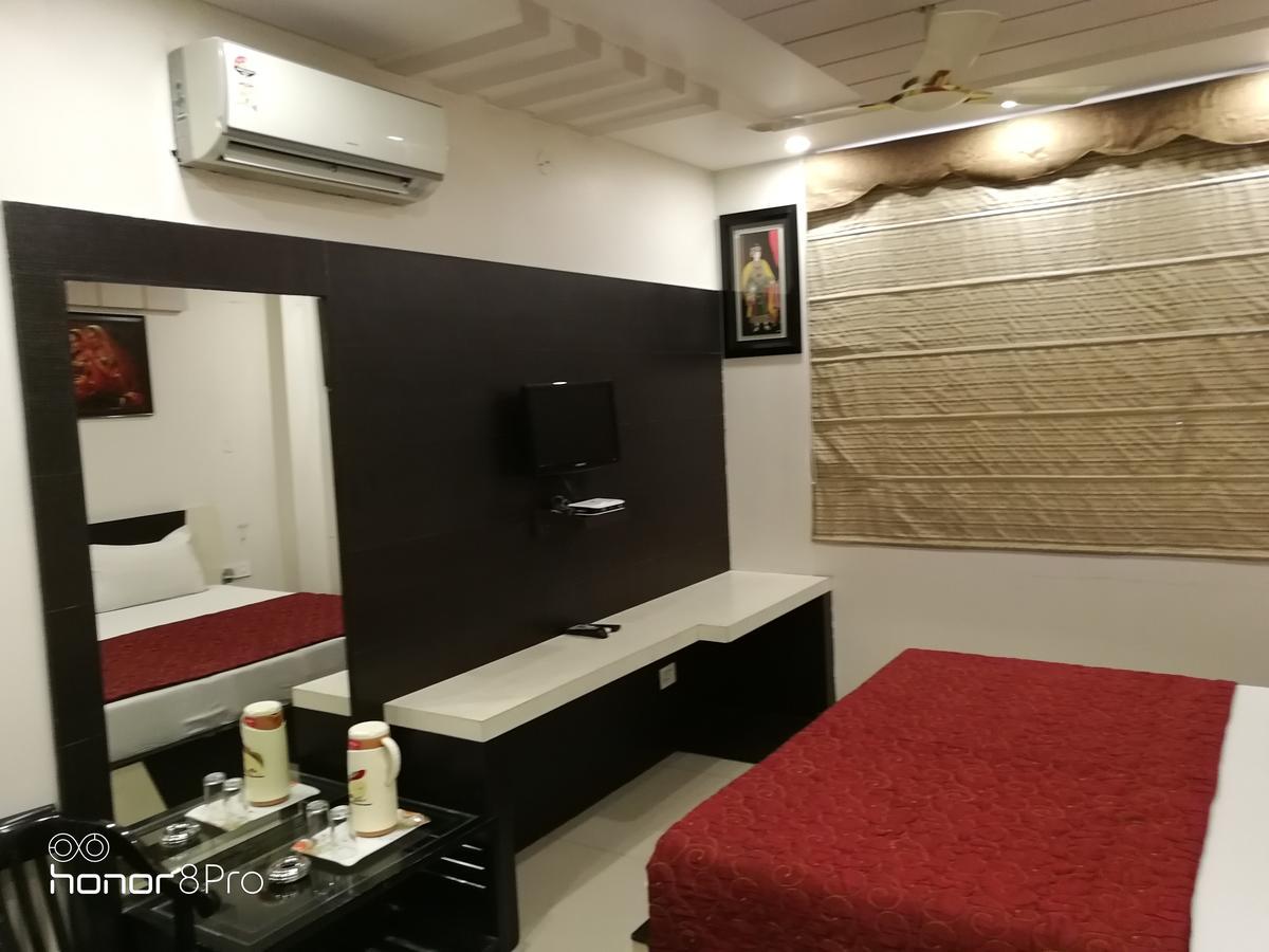 Hotel Jinendra Palace Джайпур Екстериор снимка