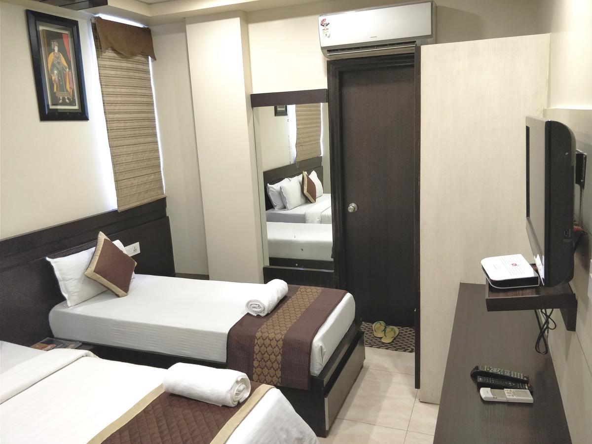 Hotel Jinendra Palace Джайпур Екстериор снимка