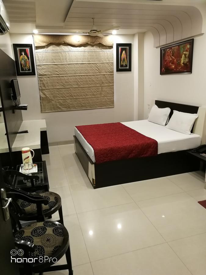 Hotel Jinendra Palace Джайпур Екстериор снимка