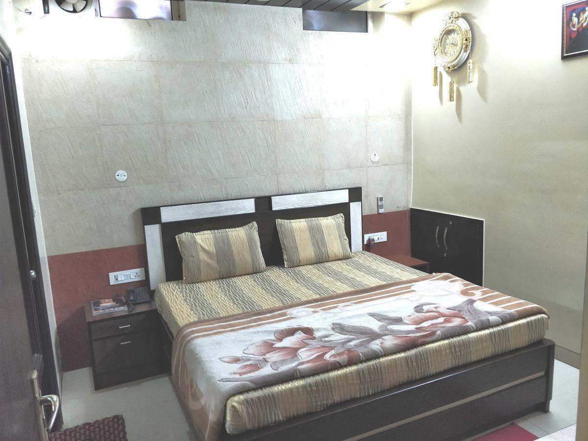 Hotel Jinendra Palace Джайпур Екстериор снимка