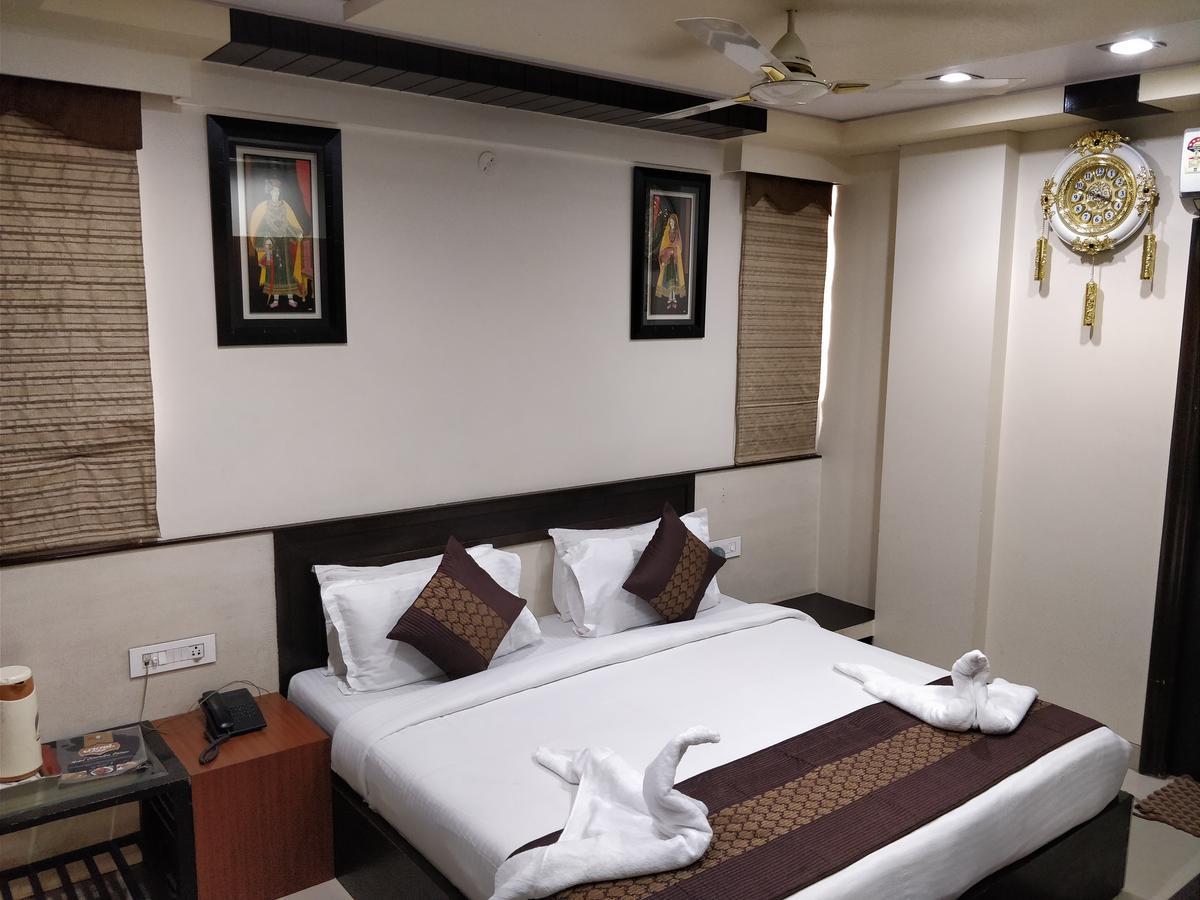 Hotel Jinendra Palace Джайпур Екстериор снимка