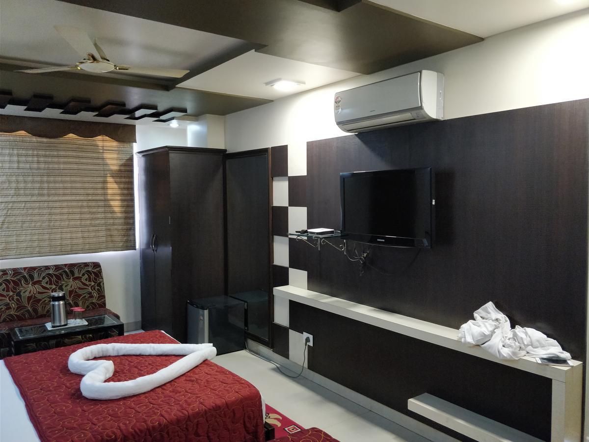 Hotel Jinendra Palace Джайпур Екстериор снимка