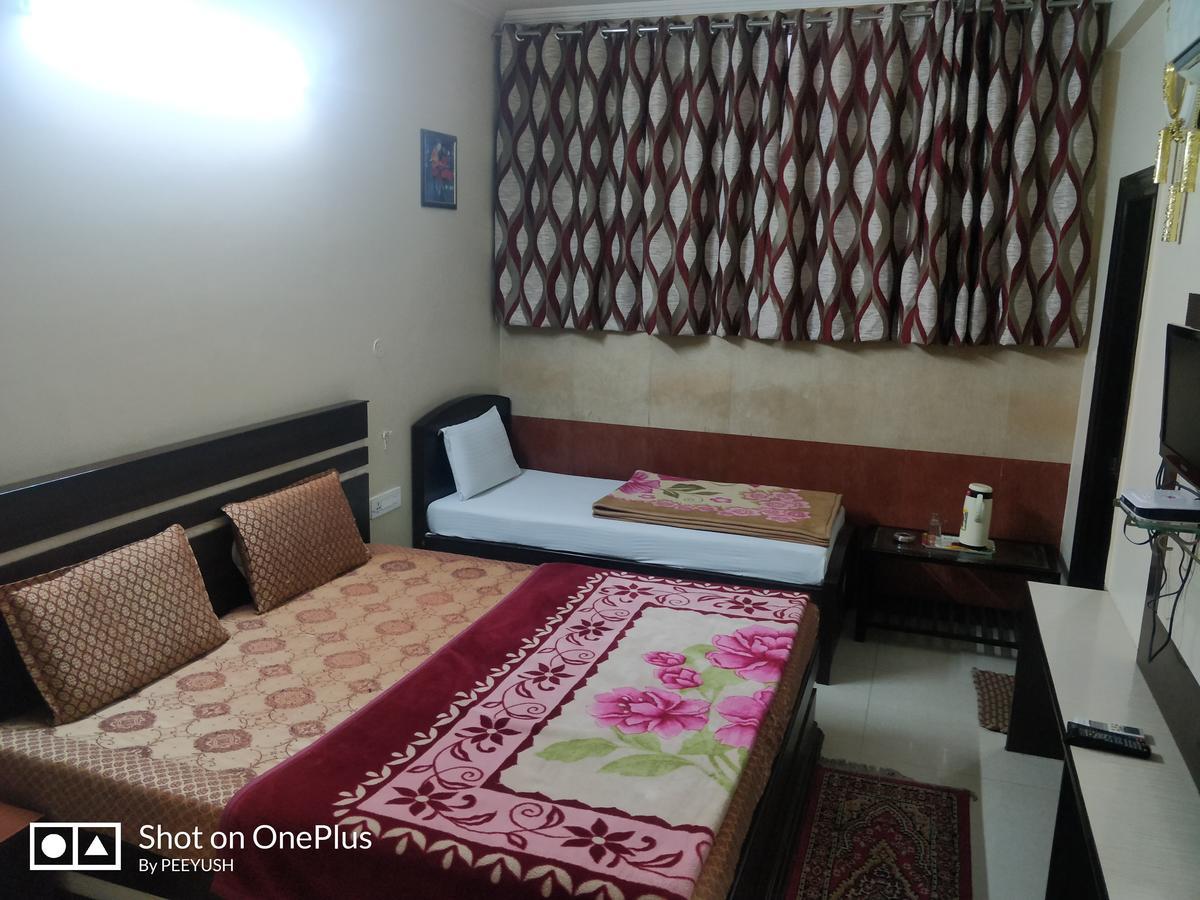 Hotel Jinendra Palace Джайпур Екстериор снимка